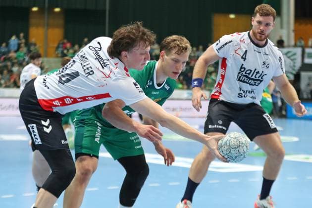 Handball DAIKIN HBL SC DHfK Leipzig SG Flensburg Handewitt 04 10 2025 Lasse Möller 64, SG Flensburg Handewitt and Blaer Hinriksson 44, SC DHfK Leipzig fighting for the ball Handball, DAIKIN HBL, 1 Bundesliga, Season 2025 2026, Matchday 7 SC DHfK Leipzig vs SG Flensburg Handewitt on 04 10 2025 at Quarterback Immobilien Arena Leipzig Copyright: xBEAUTIFULxSPORTS JanxKaeferx