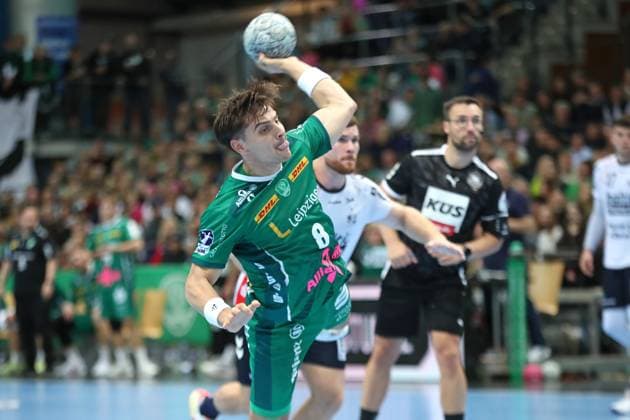 Handball DAIKIN HBL SC DHfK Leipzig SG Flensburg Handewitt 04 10 2025 Lucas Krzikalla 8, SC DHfK Leipzig throws a seven-meter penalty Handball, DAIKIN HBL, 1 Bundesliga, Saison 2025 2026, 7 Spieltag SC DHfK Leipzig vs SG Flensburg Handewitt am 04 10 2025 in der Quarterback Immobilien Arena Leipzig Copyright: xBEAUTIFULxSPORTS JanxKaeferx