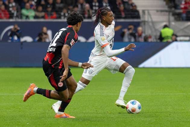 1 Soccer Bundesliga Eintracht Frankfurt FC Bayern Munich, 04 10 2025 Elye Wahi Eintracht Frankfurt 17 on the ball is chased by Nathaniel Brown Eintracht Frankfurt 21, Eintracht Frankfurt FC Bayern Munich, Frankfurt, Deutsche Bank Park, 4 10 2025 Copyright: xBEAUTIFULxSPORTS Gawlikx