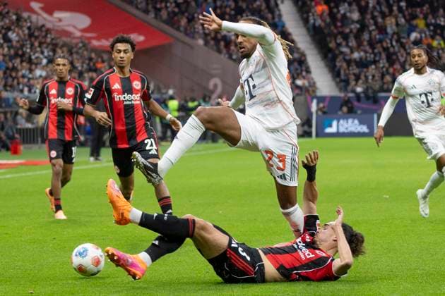 1 Bundesliga Eintracht Frankfurt FC Bayern Munich, 04 10 2025 Arthur Theate Eintracht Frankfurt 3 stalks the ball in front of Sacha Boey FC Bayern Munich 23, Eintracht Frankfurt FC Bayern Munich, Frankfurt, Deutsche Bank Park, 4 10 2025 Copyright: xBEAUTIFULxSPORTS Gawlikx