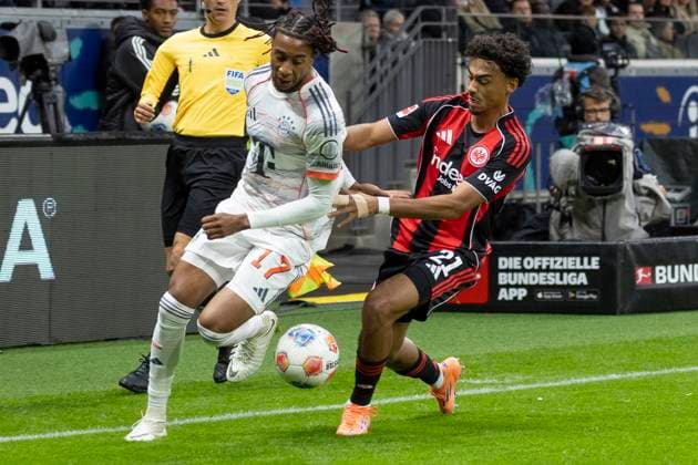 1 Bundesliga Eintracht Frankfurt FC Bayern Munich, 04 10 2025 Michael Olise FC Bayern Munich 17 Nathaniel Brown Eintracht Frankfurt 21 in a duel for the ball, Eintracht Frankfurt FC Bayern Munich, Frankfurt, Deutsche Bank Park, 4 10 2025 Copyright: xBEAUTIFULxSPORTS Gawlikx