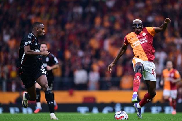 Galatasaray v Besiktas - Turkish Super Lig ISTANBUL, TURKIYE - OCTOBER 04: Victor Osimhen (R) of Galatasaray in action against Tiago Djalo of Besiktas during Turkish Super Lig match between Galatasaray and Besiktas at RAMS Park in Istanbul, Turkiye on October 04, 2025. Abdulhamid Hosbas Anadolu Istanbul Turkey. Editorial use only. Please get in touch for any other usage.  Copyright: x2025xAnadoluxAbdulhamidxHosbasx