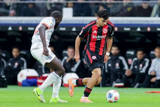 Dayot Upamecano (FC Bayern Muenchen) und Can Uzun (Eintracht Frankfurt) kaempfen um den Ball, Bundesliga, Eintracht Frankfurt v FC Bayern München, Deutsche Bank Park am 04. October 2025 in Frankfurt am Main, Deutschland. (Foto von Marco Steinbrenner DeFodi Images) Dayot Upamecano (FC Bayern Muenchen) und Can Uzun (Eintracht Frankfurt) battle for the ball, Bundesliga, Eintracht Frankfurt v FC Bayern München, Deutsche Bank Park, October 4, 2025 in Frankfurt am Main, Germany. (Photo by Marco Steinbrenner DeFodi Images) DFL regulations prohibit any use of photographs as image sequences and or quasi-video. Dayot Upamecano FC Bayern Muenchen and Can Uzun Eintracht Frankfurt battle for the ball, Bundesliga, Eintracht Frankfurt v FC Bayern München, Deutsche Bank Park, October 04, 2025 in Frankfurt am Main, Germany Photo by Marco Steinbrenner DeFodi Images Dayot Upamecano FC Bayern Muenchen and Can Uzun Eintracht Frankfurt battle for the ball, Bundesliga, Eintracht Frankfurt v FC Bayern München, Deutsche Bank Park, October 4, 2025 in Frankfurt am Main, Germany Photo by Marco Steinbrenner DeFodi Images DFL regulations prohibit any use of photographs as image sequences and or quasi video