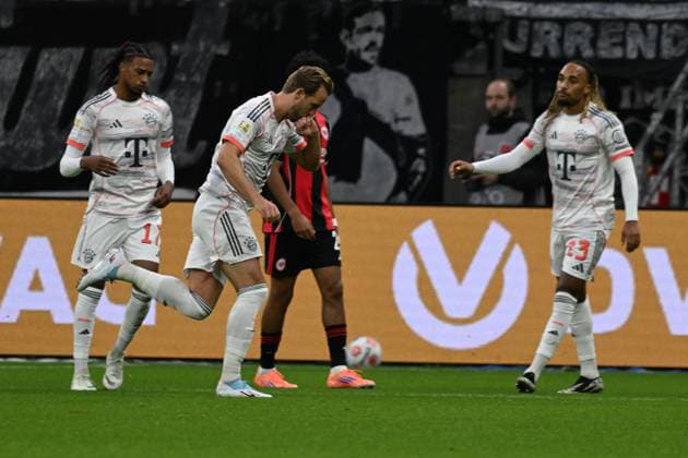 04 10 2025, xsltx, Fussball 1 Bundesliga, Eintracht Frankfurt FC Bayern München v l Torjubel nach dem Tor zum celebrating the goal celebrate 0 2 durch Harry Kane FC Bayern Muenchen DFL DFB REGULATIONS PROHIBIT ANY USE OF PHOTOGRAPHS as IMAGE SEQUENCES and or QUASI VIDEO Frankfurt am Main