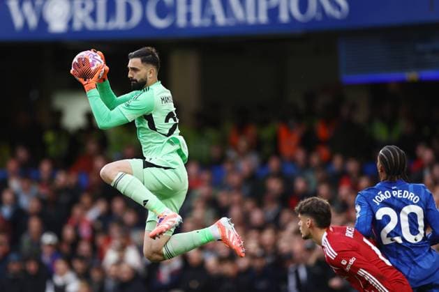 Chelsea gegen Liverpool 04. Oktober 2025, London Premier League Fußball Chelsea gegen Liverpool Liverpools Torwart Giorgi Mamardashvili springt, um den Ball zu fangen Foto Jacques Feeney Abseits London UK  Copyright: xJacquesxFeeneyx xOffsidexOffside