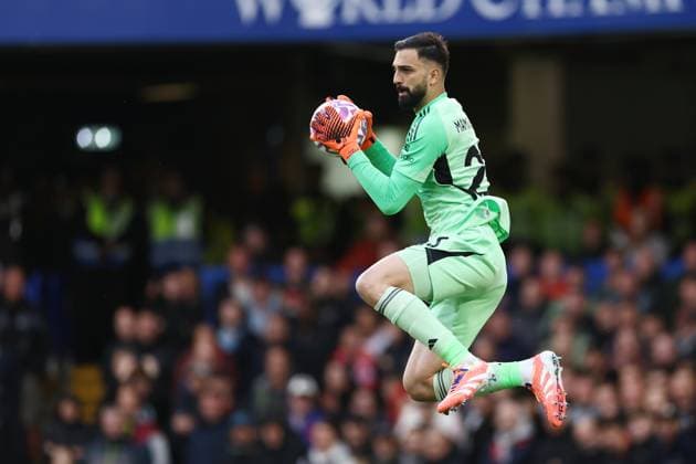 Chelsea gegen Liverpool 04. Oktober 2025, London Premier League Fußball Chelsea gegen Liverpool Liverpools Torwart Giorgi Mamardashvili springt, um den Ball zu fangen Foto Jacques Feeney Abseits London UK  Copyright: xJacquesxFeeneyx xOffsidexOffside