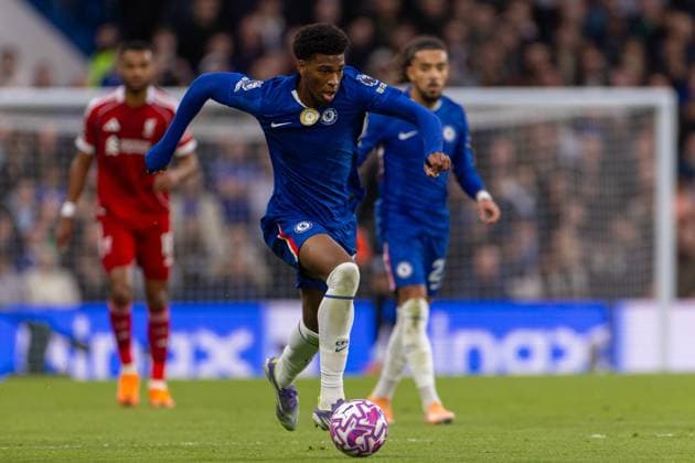 Football - FA Premier League - Chelsea FC v Liverpool FC LONDON, ENGLAND - Saturday, October 4, 2025: Chelsea s Josh Acheampong during the FA Premier League match between Chelsea FC and Liverpool FC at Stamford Bridge. (Photo by David Rawcliffe Propaganda) LONDON Stamford Bridge GREATER LONDON ENGLAND  Copyright: xDavidxRawcliffex P2025-10-04-Chelsea_Liverpool-98
