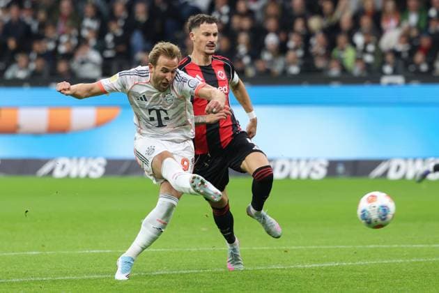 Eintracht Frankfurt FC Bayern Munich, 1 FBL Harry Kane Bayern Munich, 9 in front of Robin Koch Eintracht Frankfurt, 4 Bundesliga match between Eintracht Frankfurt and FC Bayern Munich on October 4, 2025 at Deutsche Bank Park in Frankfurt am Main , Frankfurt am Main Hessen Germany Deutsche Bank Park