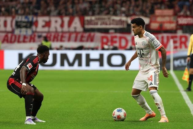 2025 10 04 xJAx Soccer 1 Bundesliga Eintracht Frankfurt FC Bayern München v l , Aurelio Gabriel Ulineia Buta Eintracht Frankfurt , Luis Diaz FC Bayern München Zweikampf, Action, Aktion, Battles for the Ball DFL DFB REGULATIONS PROHIBIT ANY USE OF PHOTOGRAPHS as IMAGE SEQUENCES and or QUASI VIDEO Copyright: JoaquimxFerreira
