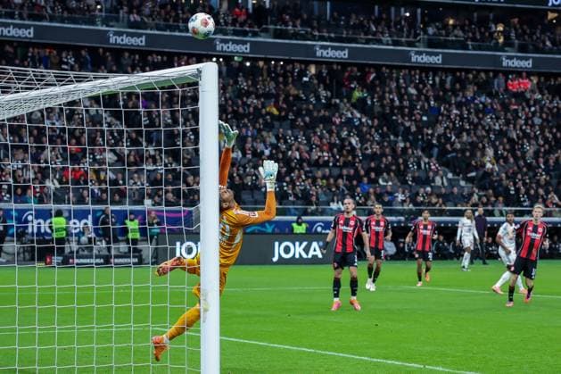 Serge Gnabry 7 FC Bayern Muenchen takes a shot, the ball goes just over the goal of Kaua Santos 40 Eintracht Frankfurt , Eintracht Frankfurt vs FC Bayern Muenchen, DFL, Bundesliga, Saison 2025 2026, Deutsche Bank Park, Hinrunde, 6 Spieltag, 04 10 2025 DFB regulations prohibit any use of photographs as image sequences and or quasi video Frankfurt Hessen Germany Copyright: xkolbert-press MartinxAgüerax