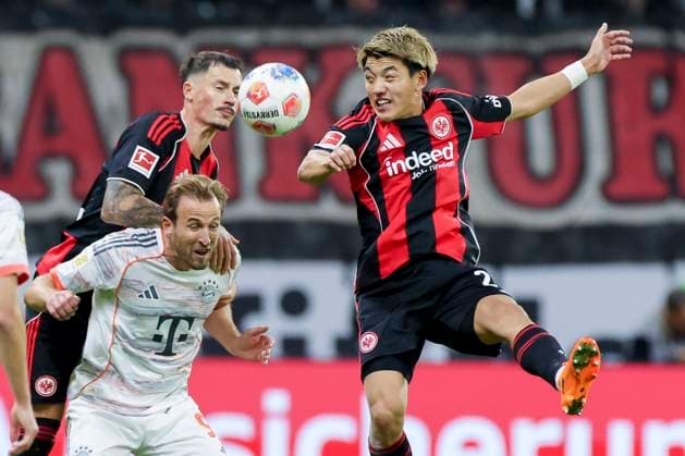 Robin Koch (Eintracht Frankfurt), Harry Kane (FC Bayern Muenchen) und Ritsu Doan (Eintracht Frankfurt) kaempfen um den Ball, Bundesliga, Eintracht Frankfurt v FC Bayern München, Deutsche Bank Park am 04. October 2025 in Frankfurt am Main, Deutschland. (Foto von Marco Steinbrenner DeFodi Images) Robin Koch (Eintracht Frankfurt), Harry Kane (FC Bayern Muenchen) und Ritsu Doan (Eintracht Frankfurt) battle for the ball, Bundesliga, Eintracht Frankfurt v FC Bayern München, Deutsche Bank Park, October 4, 2025 in Frankfurt am Main, Germany. (Photo by Marco Steinbrenner DeFodi Images) DFL regulations prohibit any use of photographs as image sequences and or quasi-video. Robin Koch Eintracht Frankfurt , Harry Kane FC Bayern Muenchen and Ritsu Doan Eintracht Frankfurt battle for the ball, Bundesliga, Eintracht Frankfurt v FC Bayern Munich, Deutsche Bank Park on October 04, 2025 in Frankfurt am Main, Germany Photo by Marco Steinbrenner DeFodi Images Robin Koch Eintracht Frankfurt , Harry Kane FC Bayern Muenchen and Ritsu Doan Eintracht Frankfurt battle for the ball, Bundesliga, Eintracht Frankfurt v FC Bayern München, Deutsche Bank Park, October 4, 2025 in Frankfurt am Main, Germany Photo by Marco Steinbrenner DeFodi Images DFL regulations prohibit any use of photographs as image sequences and or quasi video