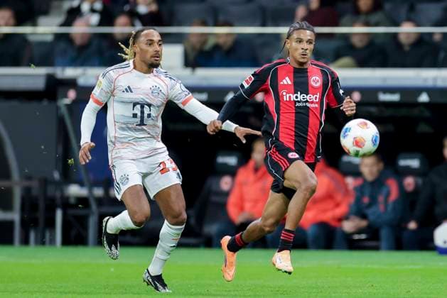 Sacha Boey (FC Bayern Muenchen) und Jean-Matteo Bahoya (Eintracht Frankfurt) kaempfen um den Ball, Bundesliga, Eintracht Frankfurt v FC Bayern München, Deutsche Bank Park am 04. October 2025 in Frankfurt am Main, Deutschland. (Foto von Marco Steinbrenner DeFodi Images) Sacha Boey (FC Bayern Muenchen) und Jean-Matteo Bahoya (Eintracht Frankfurt) battle for the ball, Bundesliga, Eintracht Frankfurt v FC Bayern München, Deutsche Bank Park, October 4, 2025 in Frankfurt am Main, Germany. (Photo by Marco Steinbrenner DeFodi Images) DFL regulations prohibit any use of photographs as image sequences and or quasi-video. Sacha Boey FC Bayern Muenchen and Jean Matteo Bahoya Eintracht Frankfurt battle for the ball, Bundesliga, Eintracht Frankfurt v FC Bayern München, Deutsche Bank Park, October 04, 2025 in Frankfurt am Main, Germany Photo by Marco Steinbrenner DeFodi Images Sacha Boey FC Bayern Muenchen and Jean Matteo Bahoya Eintracht Frankfurt battle for the ball, Bundesliga, Eintracht Frankfurt v FC Bayern München, Deutsche Bank Park, October 4, 2025 in Frankfurt am Main, Germany Photo by Marco Steinbrenner DeFodi Images DFL regulations prohibit any use of photographs as image sequences and or quasi video