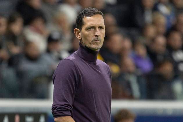 1 Soccer Bundesliga Eintracht Frankfurt FC Bayern Munich, 04 10 2025 Dino Toppmöller Coach Eintracht Frankfurt with his hands in his pocket, cropped, portrait portrait, Eintracht Frankfurt FC Bayern Munich, Frankfurt, Deutsche Bank Park, 4 10 2025 Copyright: xBEAUTIFULxSPORTS Gawlikx