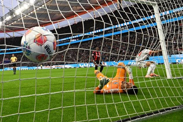 04 10 2025, xjhx, Fussball 1 Bundesliga, Eintracht Frankfurt FC Bayern München v l Luis Diaz FC Bayern Muenchen Torschuetze, erzielt das Tor, Treffer, scores the goal 0 1 Kaua Santos Eintracht Frankfurt DFL DFB REGULATIONS PROHIBIT ANY USE OF PHOTOGRAPHS as IMAGE SEQUENCES and or QUASI VIDEO Frankfurt am Main