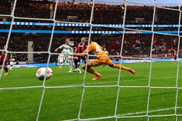 04 10 2025, xjhx, Fussball 1 Bundesliga, Eintracht Frankfurt FC Bayern München v l Harry Kane FC Bayern Muenchen Torschuetze, erzielt das Tor, Treffer, scores the goal 0 2 Kaua Santos Eintracht Frankfurt DFL DFB REGULATIONS PROHIBIT ANY USE OF PHOTOGRAPHS as IMAGE SEQUENCES and or QUASI VIDEO Frankfurt am Main