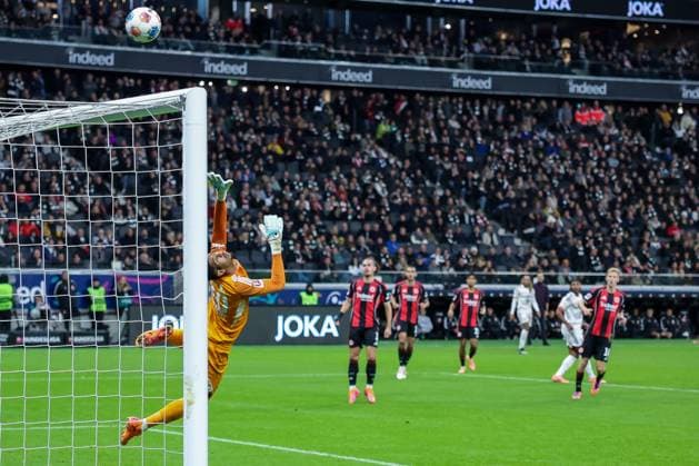 Serge Gnabry 7 FC Bayern Muenchen takes a shot, the ball goes just over the goal of Kaua Santos 40 Eintracht Frankfurt , Eintracht Frankfurt vs FC Bayern Muenchen, DFL, Bundesliga, Saison 2025 2026, Deutsche Bank Park, Hinrunde, 6 Spieltag, 04 10 2025 DFB regulations prohibit any use of photographs as image sequences and or quasi video Frankfurt Hessen Germany Copyright: xkolbert-press MartinxAgüerax