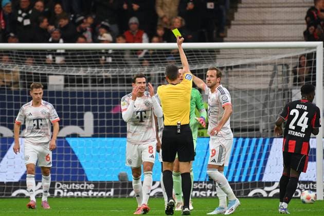 Give card,warning Leon GORETZKA Bayern Muenchen after handball goal from Frankfurt Soccer 1 Bundesliga Season 2025 2026, Matchday 6, Matchday06 Eintracht Frankfurt FC Bayern Muenchen on 04 10 2025 DEUTSCHE BANK PARK