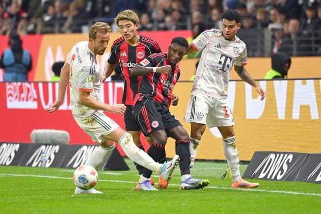 from left Harry KANE Bayern Muenchen ,Ritsu DOAN Eintracht Frankfurt ,Aurelio Gabriel Ulineia Buta Eintracht Frankfurt ,Luis DIAZ Bayern Muenchen , Action,Duel Football 1 Bundesliga Season 2025 2026, 6 Matchday, Matchday06 Eintracht Frankfurt FC Bayern Muenchen on 04 10 2025 DEUTSCHE BANK PARK