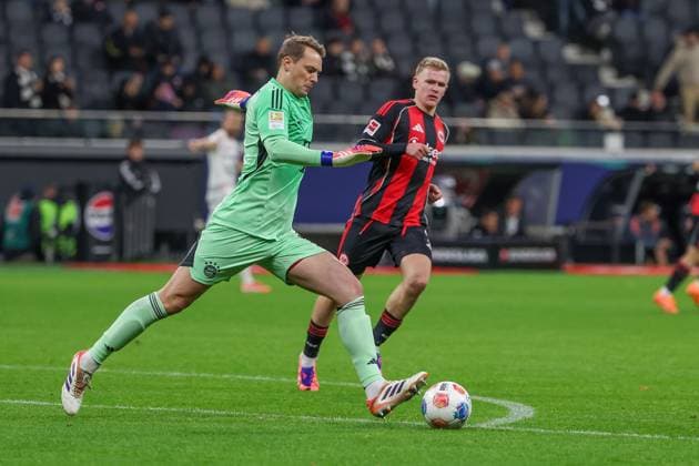 2025 10 04 xJAx Soccer 1 Bundesliga Eintracht Frankfurt FC Bayern Munich v l , Manuel Neuer FC Bayern Munich , Jonathan Burkardt Eintracht Frankfurt DFL DFB REGULATIONS PROHIBIT ANY USE OF PHOTOGRAPHS as IMAGE SEQUENCES and or QUASI VIDEO Copyright: JoaquimxFerreira