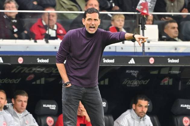 Dino TOPPMOELLER Coach Eintracht Frankfurt gestures,gives instructions,single image,cropped single motif,half figure,half figure Football 1 Bundesliga Season 2025 2026, 6 Matchday, Matchday06 Eintracht Frankfurt FC Bayern Muenchen on 04 10 2025 DEUTSCHE BANK PARK