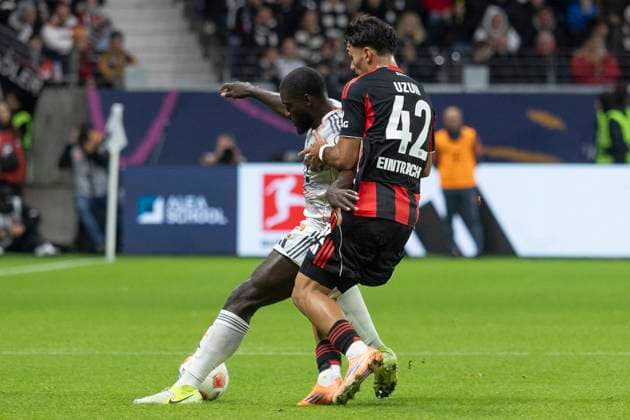 1 Bundesliga Eintracht Frankfurt FC Bayern Munich, 04 10 2025 Dayot Upamecano FC Bayern Munich 2 Can Uzun Eintracht Frankfurt 42 in a duel for the ball, Eintracht Frankfurt FC Bayern Munich, Frankfurt, Deutsche Bank Park, 4 10 2025 Copyright: xBEAUTIFULxSPORTS Gawlikx