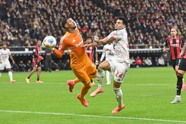 Luis DIAZ Bayern Muenchen , action,duel against goalkeeper Santos KAUA F ,penalty area scene Soccer 1 Bundesliga Season 2025 2026, Matchday 6, Matchday 06 Eintracht Frankfurt FC Bayern Muenchen on 04 10 2025 DEUTSCHE BANK PARK Â