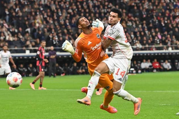 Luis DIAZ Bayern Muenchen , action,duel against goalkeeper Santos KAUA F ,penalty area scene Soccer 1 Bundesliga Season 2025 2026, Matchday 6, Matchday06 Eintracht Frankfurt FC Bayern Muenchen on 04 10 2025 DEUTSCHE BANK PARK