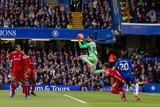 Football - FA Premier League - Chelsea FC v Liverpool FC LONDON, ENGLAND - Saturday, October 4, 2025: Liverpool s goalkeeper Giorgi Mamardashvili makes a save during the FA Premier League match between Chelsea FC and Liverpool FC at Stamford Bridge. (Photo by David Rawcliffe Propaganda) LONDON Stamford Bridge GREATER LONDON ENGLAND  Copyright: xDavidxRawcliffex P2025-10-04-Chelsea_Liverpool-107
