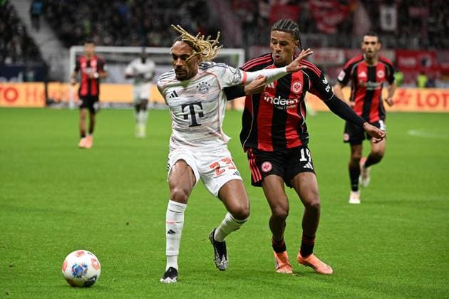 04 10 2025, xjhx, Soccer 1 Bundesliga, Eintracht Frankfurt FC Bayern München v l Sacha Boey FC Bayern Muenchen Jean Matteo Bahoya Eintracht Frankfurt Zweikampf, Aktion, action, battle for the ball DFL DFB REGULATIONS PROHIBIT ANY USE OF PHOTOGRAPHS as IMAGE SEQUENCES and or QUASI VIDEO Frankfurt am Main