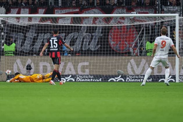 Soccer 1 Bundesliga Eintracht Frankfurt FC Bayern Munich on 04 10 2025 at Deutsche Bank Park in Frankfurt Harry Kane Muenchen 9 scores against goalkeeper Kaua Morais Vieira dos Santos Frankfurt 40 to make it 0 - 2 MH