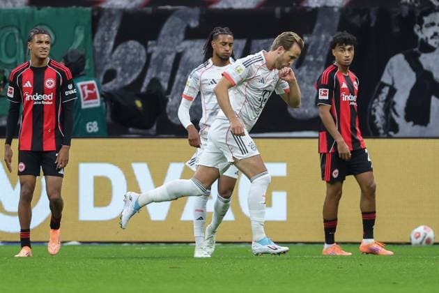 Soccer 1 Bundesliga Eintracht Frankfurt FC Bayern Munich on 04 10 2025 at Deutsche Bank Park in Frankfurt Cheering, goal celebration, goal scorer Harry Kane Muenchen 9 cheers after his goal for 0 to 2 , Jean Matteo Bahoya Frankfurt 19 and Nathaniel Nene Brown Frankfurt 21 watch the scene MH