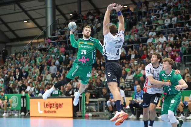 Handball DAIKIN HBL SC DHfK Leipzig SG Flensburg Handewitt 04 10 2025 William Bogojevic 20, SC DHfK Leipzig rises to the throw Handball, DAIKIN HBL, 1 Bundesliga, Season 2025 2026, Matchday 7 SC DHfK Leipzig vs SG Flensburg Handewitt on 04 10 2025 at Quarterback Immobilien Arena Leipzig Copyright: xBEAUTIFULxSPORTS JanxKaeferx