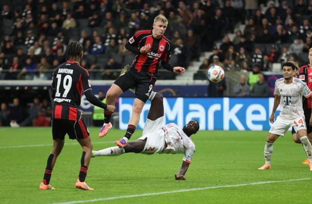 04 10 2025, Bundesliga, Eintracht Frankfurt FC Bayern München, v l , Jonathan Burkardt Eintracht Frankfurt , Dayot Upamecano FC Bayern München DFL DFB REGULATIONS PROHIBIT ANY USE OF PHOTOGRAPHS AS IMAGE SEQUENCES AND OR QUASI VIDEO xdcx Copyright: HMBxMedia Claus