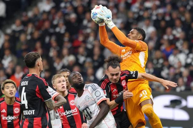 Eintracht Frankfurt FC Bayern Munich, 1 FBL f4ß , left Dayot Upamecano Bayern Munich, 2 and Arthur Theate Eintracht Frankfurt, 3 Far left Robin Koch Eintracht Frankfurt, 4 Bundesliga match between Eintracht Frankfurt and FC Bayern Munich on October 4, 2025 at Deutsche Bank Park in Frankfurt am Main , Frankfurt am Main Hessen Germany Deutsche Bank Park