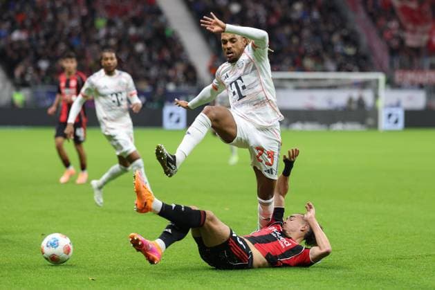 Eintracht Frankfurt FC Bayern Munich, 1 FBL Sacha Boey Bayern Munich, 23 jumps over Arthur Theate Eintracht Frankfurt, 3 Bundesliga match between Eintracht Frankfurt and FC Bayern Munich on October 4, 2025 at Deutsche Bank Park in Frankfurt am Main , Frankfurt am Main Hessen Germany Deutsche Bank Park