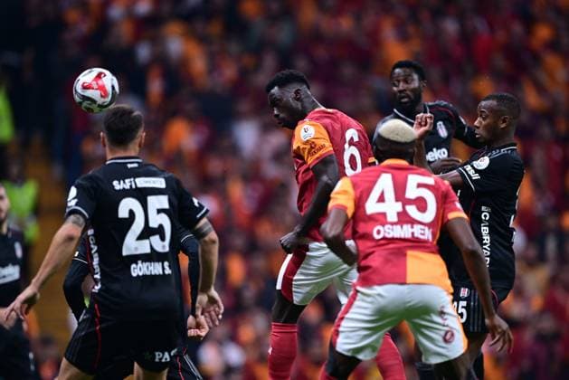 Galatasaray v Besiktas - Turkish Super Lig ISTANBUL, TURKIYE - OCTOBER 04: Sanchez of Galatasaray in action during Turkish Super Lig match between Galatasaray and Besiktas at RAMS Park in Istanbul, Turkiye on October 04, 2025. Abdulhamid Hosbas Anadolu Istanbul Turkey. Editorial use only. Please get in touch for any other usage.  Copyright: x2025xAnadoluxAbdulhamidxHosbasx