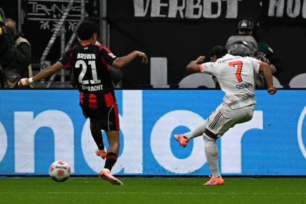 04 10 2025, xsltx, Fussball 1 Bundesliga, Eintracht Frankfurt FC Bayern München v l Nathaniel Brown Eintracht Frankfurt Serge Gnabry FC Bayern Muenchen Zweikampf, Aktion, action, battle for the ball DFL DFB REGULATIONS PROHIBIT ANY USE OF PHOTOGRAPHS as IMAGE SEQUENCES and or QUASI VIDEO Frankfurt am Main