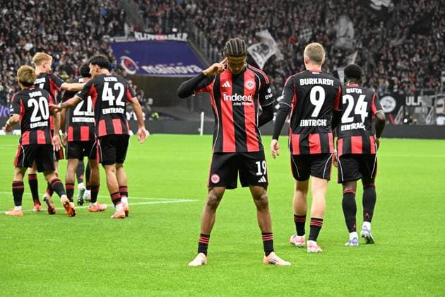 04 10 2025, xsltx, Fussball 1 Bundesliga, Eintracht Frankfurt FC Bayern München v l Torjubel nach dem vermeintlichen Tor zum celebrating the goal celebrate 1 1 Jean Matteo Bahoya Eintracht Frankfurt DFL DFB REGULATIONS PROHIBIT ANY USE OF PHOTOGRAPHS as IMAGE SEQUENCES and or QUASI VIDEO Frankfurt am Main