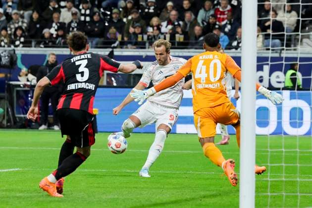 Arthur Theate (Eintracht Frankfurt), Harry Kane (FC Bayern Muenchen) und Torhueter Kaua Santos (Eintracht Frankfurt) kaempfen um den Ball, Bundesliga, Eintracht Frankfurt v FC Bayern München, Deutsche Bank Park am 04. October 2025 in Frankfurt am Main, Deutschland. (Foto von Marco Steinbrenner DeFodi Images) Arthur Theate (Eintracht Frankfurt), Harry Kane (FC Bayern Muenchen) und Torhueter Kaua Santos (Eintracht Frankfurt) battle for the ball, Bundesliga, Eintracht Frankfurt v FC Bayern München, Deutsche Bank Park, October 4, 2025 in Frankfurt am Main, Germany. (Photo by Marco Steinbrenner DeFodi Images) DFL regulations prohibit any use of photographs as image sequences and or quasi-video. Arthur Theate Eintracht Frankfurt , Harry Kane FC Bayern Muenchen and goalkeeper Kaua Santos Eintracht Frankfurt battle for the ball, Bundesliga, Eintracht Frankfurt v FC Bayern Munich, Deutsche Bank Park on October 04, 2025 in Frankfurt am Main, Germany Photo by Marco Steinbrenner DeFodi Images Arthur Theate Eintracht Frankfurt , Harry Kane FC Bayern Muenchen and goalkeeper Kaua Santos Eintracht Frankfurt battle for the ball, Bundesliga, Eintracht Frankfurt v FC Bayern München, Deutsche Bank Park, October 4, 2025 in Frankfurt am Main, Germany Photo by Marco Steinbrenner DeFodi Images DFL regulations prohibit any use of photographs as image sequences and or quasi video
