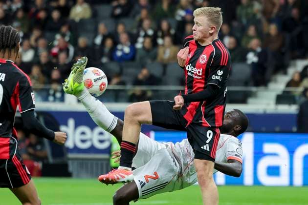 Dayot Upamecano (FC Bayern Muenchen) und Jonathan Burkardt (Eintracht Frankfurt) kaempfen um den Ball, Bundesliga, Eintracht Frankfurt v FC Bayern München, Deutsche Bank Park am 04. October 2025 in Frankfurt am Main, Deutschland. (Foto von Marco Steinbrenner DeFodi Images) Dayot Upamecano (FC Bayern Muenchen) und Jonathan Burkardt (Eintracht Frankfurt) battle for the ball, Bundesliga, Eintracht Frankfurt v FC Bayern München, Deutsche Bank Park, October 4, 2025 in Frankfurt am Main, Germany. (Photo by Marco Steinbrenner DeFodi Images) DFL regulations prohibit any use of photographs as image sequences and or quasi-video. Dayot Upamecano FC Bayern Muenchen and Jonathan Burkardt Eintracht Frankfurt battle for the ball, Bundesliga, Eintracht Frankfurt v FC Bayern München, Deutsche Bank Park, October 04, 2025 in Frankfurt am Main, Germany Photo by Marco Steinbrenner DeFodi Images Dayot Upamecano FC Bayern Muenchen and Jonathan Burkardt Eintracht Frankfurt battle for the ball, Bundesliga, Eintracht Frankfurt v FC Bayern München, Deutsche Bank Park, October 4, 2025 in Frankfurt am Main, Germany Photo by Marco Steinbrenner DeFodi Images DFL regulations prohibit any use of photographs as image sequences and or quasi video