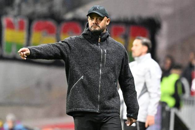 04 10 2025, xsltx, Fussball 1 Bundesliga, Eintracht Frankfurt FC Bayern München v l Trainer head coach Vincent Kompany FC Bayern Muenchen gibt Anweisungen, gestikuliert, mit den Armen gestikulieren gives instructions, gesticulate DFL DFB REGULATIONS PROHIBIT ANY USE OF PHOTOGRAPHS as IMAGE SEQUENCES and or QUASI VIDEO Frankfurt am Main