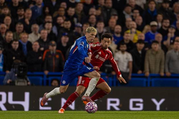 Football - FA Premier League - Chelsea FC v Liverpool FC LONDON, ENGLAND - Saturday, October 4, 2025: Liverpool s Curtis Jones (R) challenges Chelsea s Alejandro Garnacho during the FA Premier League match between Chelsea FC and Liverpool FC at Stamford Bridge. (Photo by David Rawcliffe Propaganda) LONDON Stamford Bridge GREATER LONDON ENGLAND  Copyright: xDavidxRawcliffex P2025-10-04-Chelsea_Liverpool-120