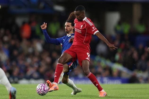 London, England, 4th October 2025. Marc Cucurella of Chelsea and Alexander Isak of Liverpool challenge for the ball during the Chelsea vs Liverpool Premier League match at Stamford Bridge, London. Picture credit should read: Paul Terry Sportimage EDITORIAL USE ONLY. No use with unauthorised audio, video, data, fixture lists, club league logos or live services. Online in-match use limited to 120 images, no video emulation. No use in betting, games or single club league player publications. SPI_027_PT_Chelsea_Liverpool SPI-4196-0027