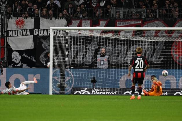 04 10 2025, xsltx, Fussball 1 Bundesliga, Eintracht Frankfurt FC Bayern München v l Luis Diaz FC Bayern Muenchen Torschuetze, erzielt das Tor, Treffer, scores the goal 0 1 Kaua Santos Eintracht Frankfurt DFL DFB REGULATIONS PROHIBIT ANY USE OF PHOTOGRAPHS as IMAGE SEQUENCES and or QUASI VIDEO Frankfurt am Main