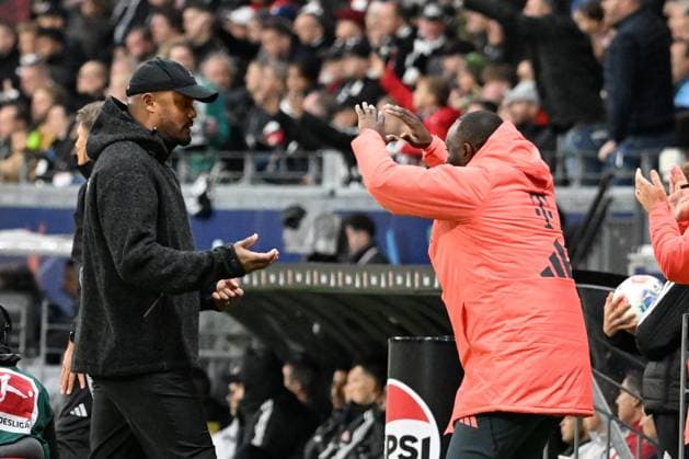 04 10 2025, xsltx, Fußball 1 Bundesliga, Eintracht Frankfurt FC Bayern München v l Torjubel nach dem Tor zum 0 2 bei Trainer head coach Vincent Kompany FC Bayern Muenchen DFL DFB REGULATIONS PROHIBIT ANY USE OF PHOTOGRAPHS as IMAGE SEQUENCES and or QUASI VIDEO Frankfurt am Main