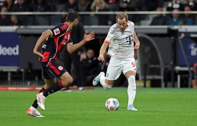 04 10 2025, xovx, Fußball Bundesliga, Eintracht Frankfurt FC Bayern München v l Ellyes Skhiri Eintracht Frankfurt , Harry Kane FC Bayern München DFL DFB REGULATIONS PROHIBIT ANY USE OF PHOTOGRAPHS as IMAGE SEQUENCES and or QUASI VIDEO emspor Frankfurt am Main