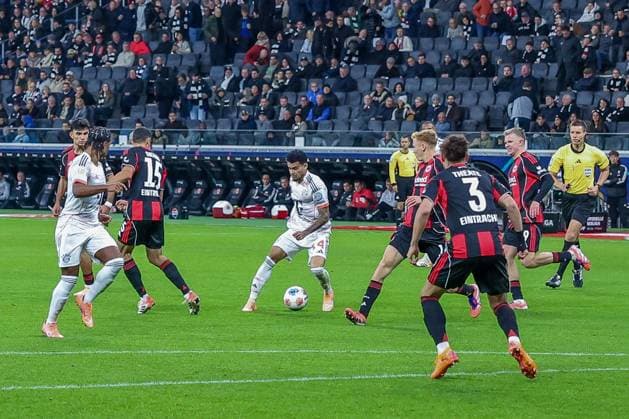 Luis Diaz 14 FC Bayern Muenchen with a dribble, with Arthur Theate 3 Eintracht Frankfurt and Serge Gnabry 7 FC Bayern Muenchen , Eintracht Frankfurt vs FC Bayern Muenchen, DFL, Bundesliga, Saison 2025 2026, Deutsche Bank Park, Hinrunde, 6 Spieltag, 04 10 2025 DFB regulations prohibit any use of photographs as image sequences and or quasi video Frankfurt Hessen Germany Copyright: xkolbert-press MartinxAgüerax