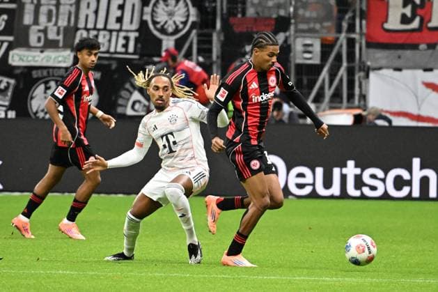 04 10 2025, xsltx, Soccer 1 Bundesliga, Eintracht Frankfurt FC Bayern München v l Sacha Boey FC Bayern Muenchen Jean Matteo Bahoya Eintracht Frankfurt Zweikampf, Aktion, action, battle for the ball DFL DFB REGULATIONS PROHIBIT ANY USE OF PHOTOGRAPHS as IMAGE SEQUENCES and or QUASI VIDEO Frankfurt am Main