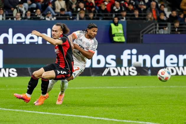 Serge Gnabry FC Bayern Munich, 07 and Arthur Theate Eintracht Frankfurt, 03 fighting for the ball , Germany, Football, 1 Bundesliga, Matchday 6, 2025 2026, Eintracht Frankfurt vs FC Bayern Munich, 04 10 2025, Deutsche Bank Park, Frankfurt am Main, Germany Frankfurt am Main Deutsche Bank Park Hessen Germany Copyright: xGrantxHubbsx