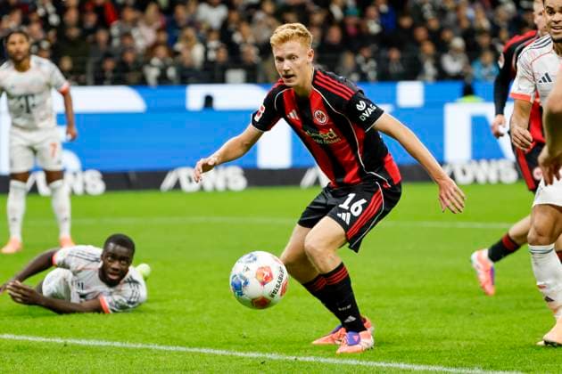 Hugo Larsson Eintracht Frankfurt, 16 on the ball , Germany, Football, 1 Bundesliga, Matchday 6, 2025 2026, Eintracht Frankfurt vs FC Bayern Munich, 04 10 2025, Deutsche Bank Park, Frankfurt am Main, Germany Frankfurt am Main Deutsche Bank Park Hessen Germany Copyright: xGrantxHubbsx